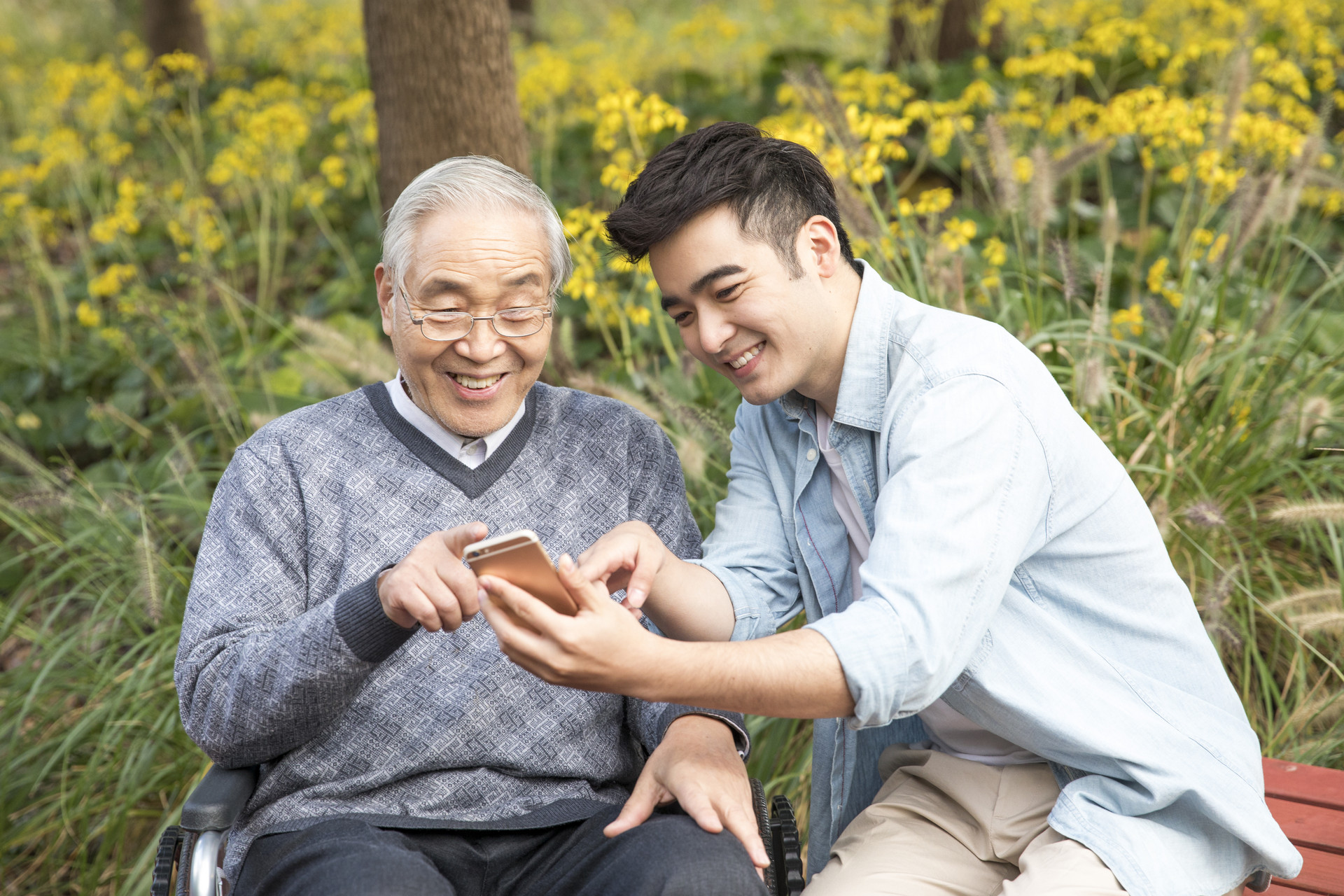 老年人“渐迷”手机怎么办？